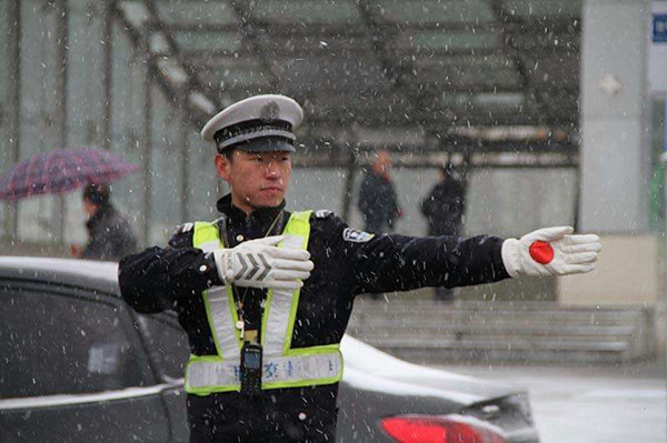 交警大队利用106短信平台，提醒市民冬季行车安全